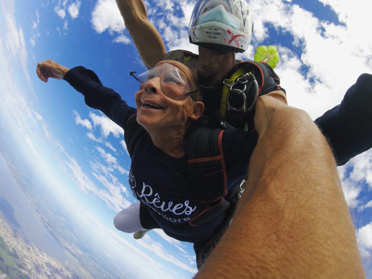 Maïté saute en parachute pour la première fois