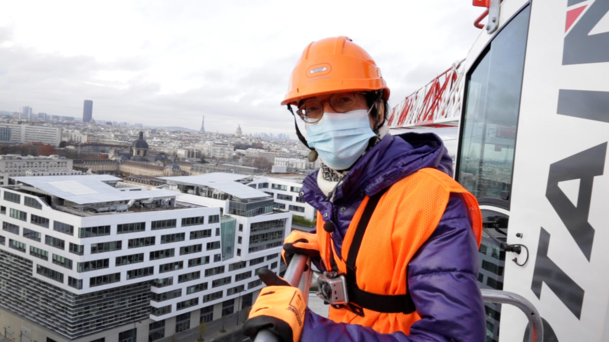 Anne monte sur une grue de chantier