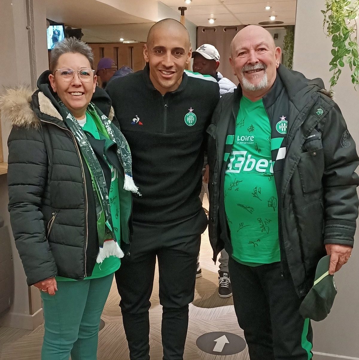 Wahbi Khazri avec deux supporters de l'ASSE